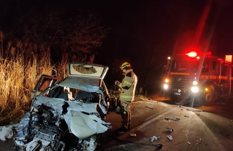 Automóvel e caminhão se envolvem em grave acidente, na BR-251, em Salinas