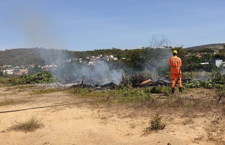 Bombeiros atendem a ocorrência de incêndio em vegetação em área urbana de Salinas