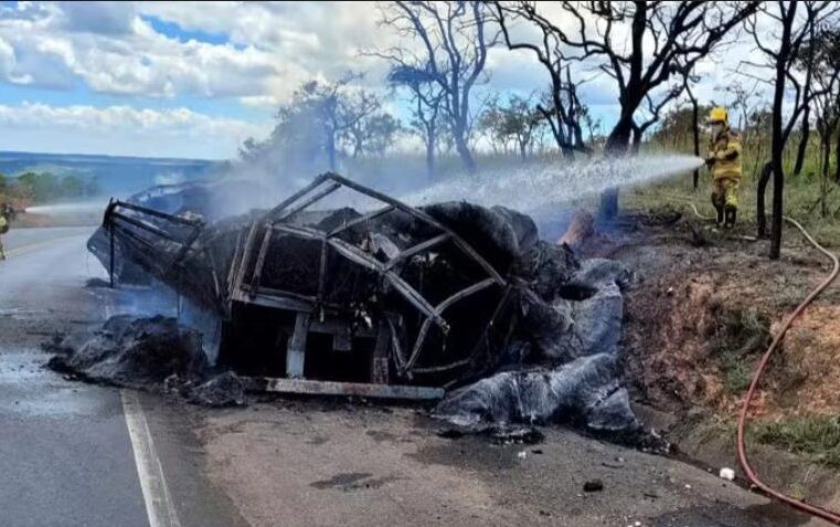 Incêndio destrói carreta e carga de algodão na BR-040 em Três Marias