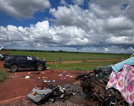 Pai e filha morrem em grave acidente envolvendo carro e caminhonete, na LMG-628
