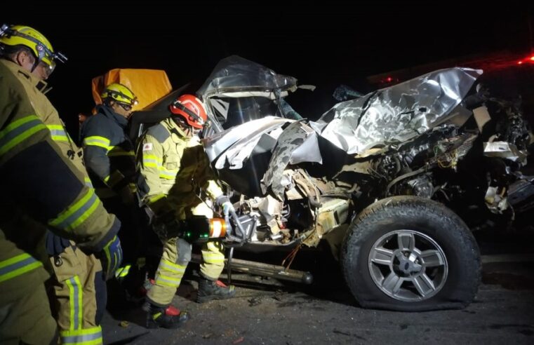 Bombeiros atendem a ocorrência de colisão entre veículos na BR-135