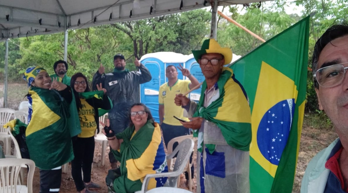 Apoiadores de Bolsonaro ocupam frente do Batalhão do Exército em Montes Claros