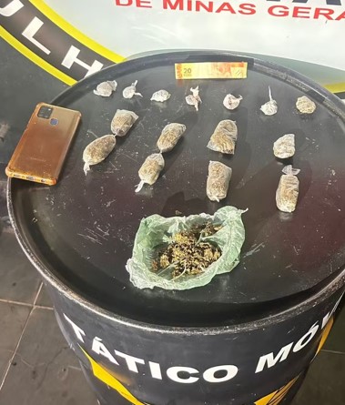 Indivíduo é preso após PM apreender maconha em buraco no tijolo e embaixo de colchão