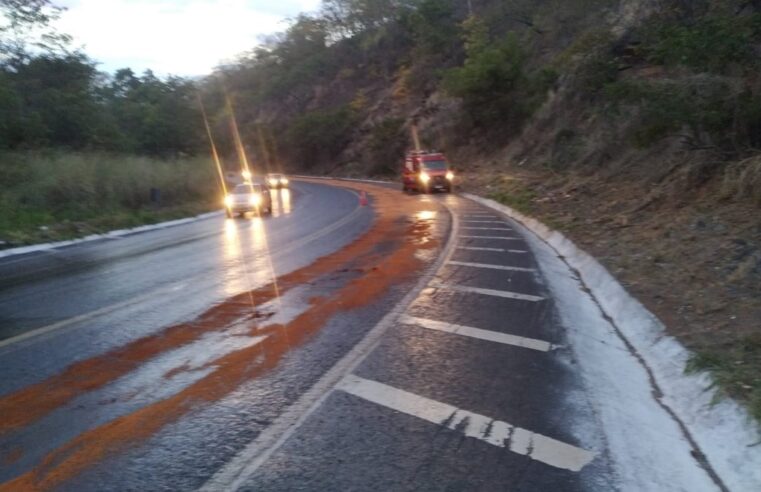 MONTES CLAROS | Bombeiros atendem a ocorrência de perigo de derrapagem em rodovia