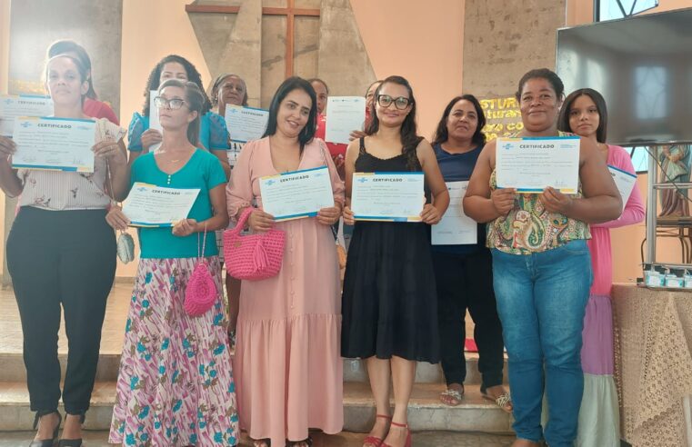 Mulheres atendidas pela Associação Paula Elizabete concluem curso de empreendedorismo, crochê e corte e costura