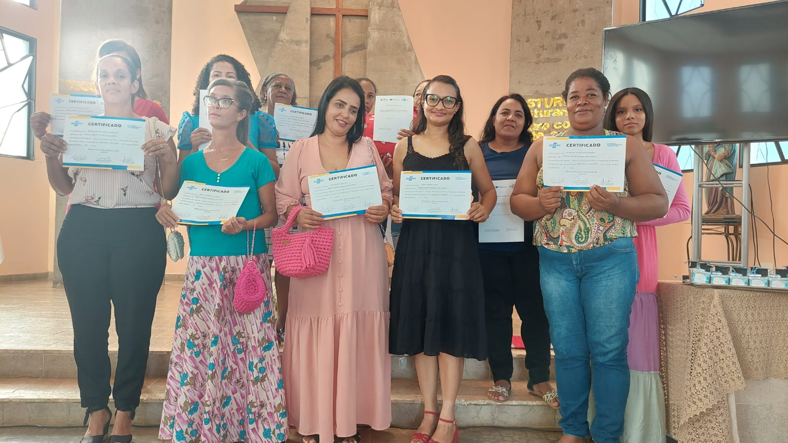 Mulheres atendidas pela Associação Paula Elizabete concluem curso de empreendedorismo, crochê e corte e costura