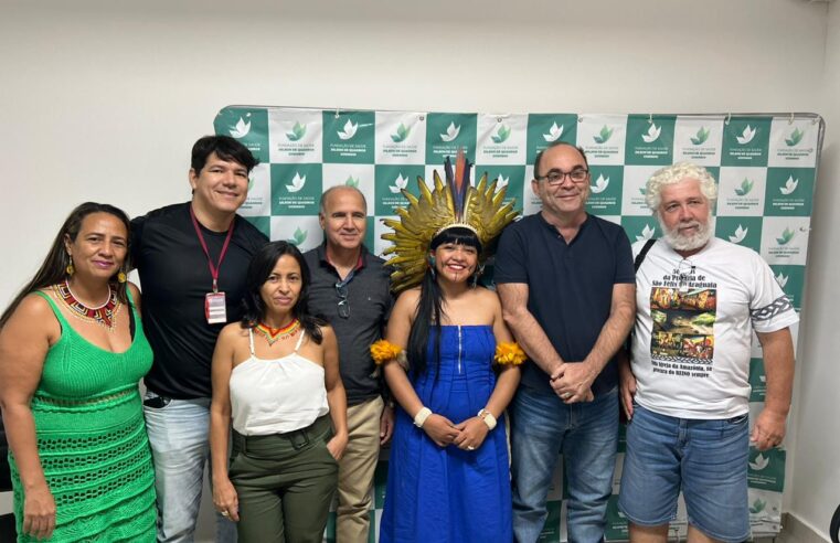 Em visita ao Hospital Dílson Godinho, Célia Xakriabá fala em parceria para assistência de povos indígenas