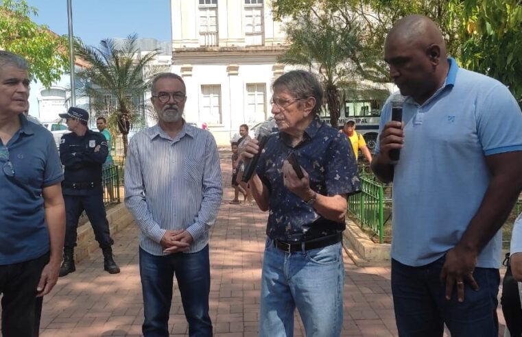 Idosos participam de “Rádio ao Vivo” na Praça da Matriz