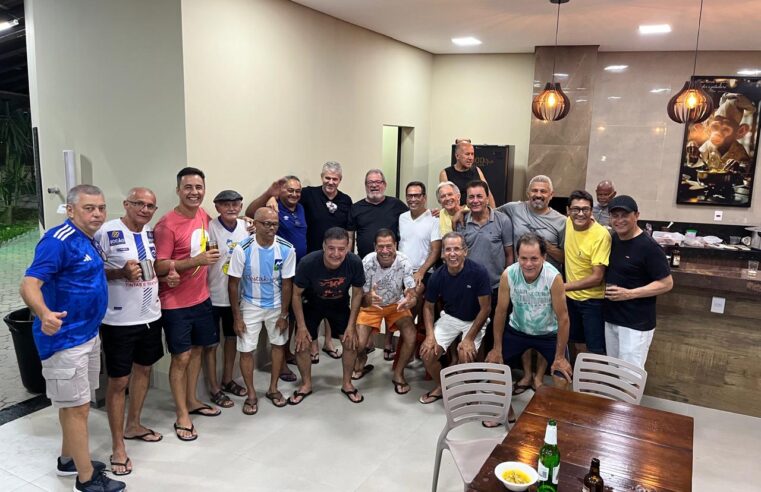 ALEGRIA EM DOSE DUPLA | Esmeraldo celebra aniversário com amizade e cerveja gelada no Bar do Soim