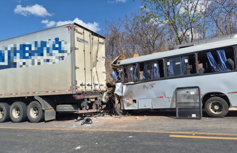 Colisão entre caminhão e micro-ônibus da saúde deixa vítimas na BR-251