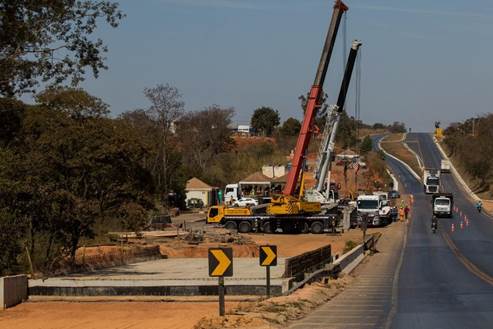 Eco135 realiza lançamento de vigas no Rio Guavinipã, em Bocaiuva