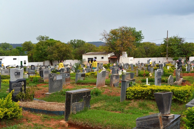 Prefeitura realiza limpeza dos cemitérios