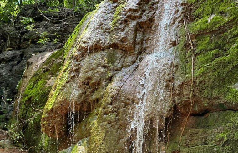 Chuvas faz reaparecer cachoeira na serra do mel