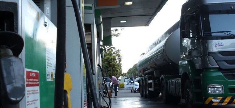 Governo de Minas mantém ICMS do diesel a 14% por mais 60 dias