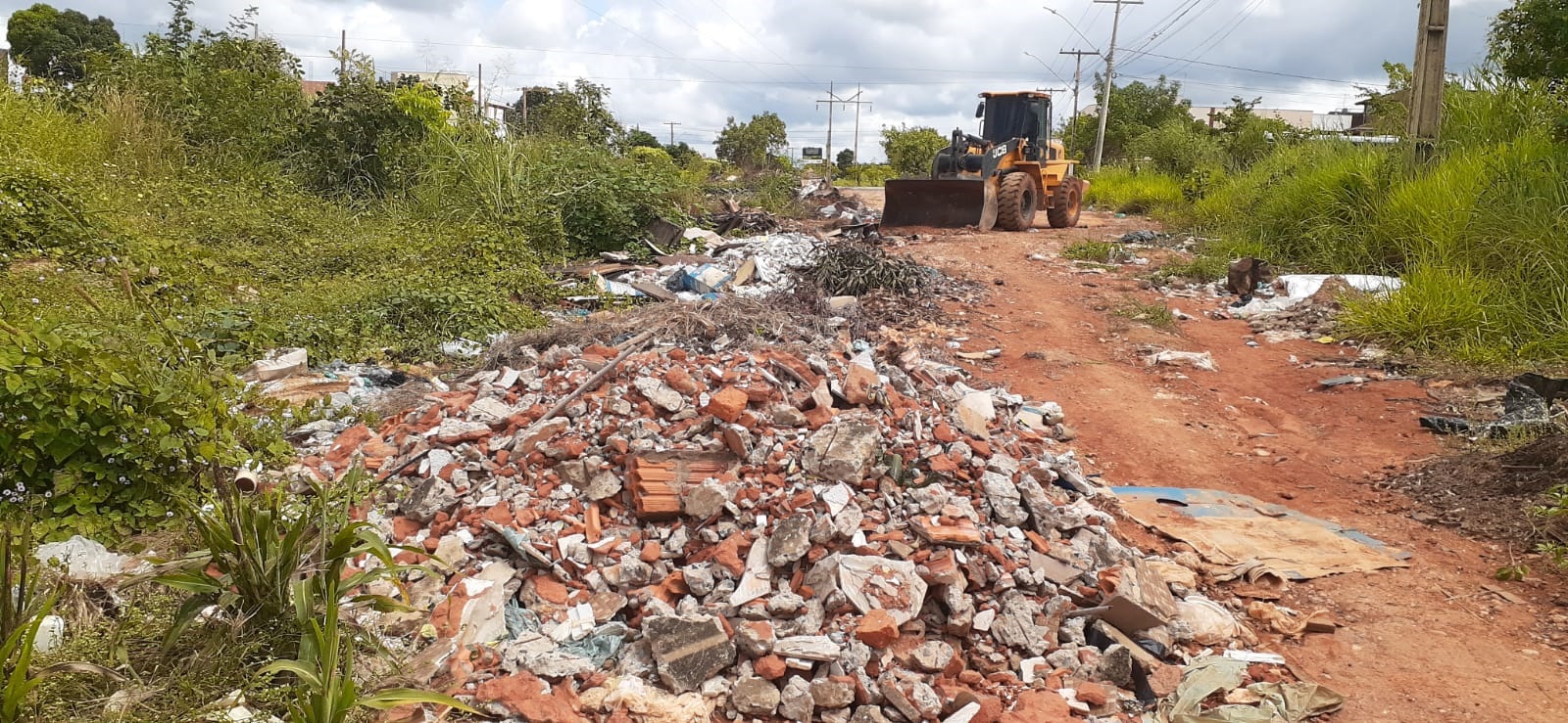 Prefeitura faz limpeza pesada no bairro Jaraguá