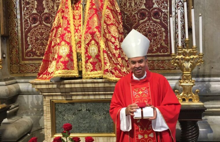 Dom José Carlos recebe pálio arquiepiscopal pelas mãos do Papa Francisco