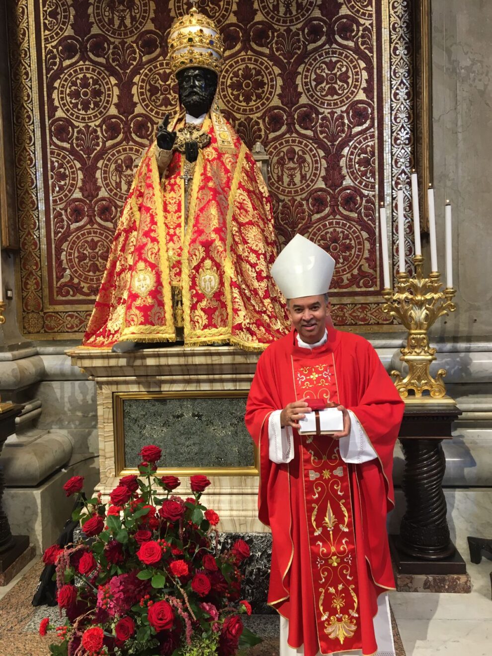 Dom José Carlos recebe pálio arquiepiscopal pelas mãos do Papa Francisco