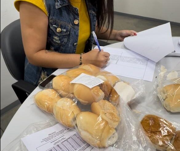 Nutricionistas analisam produtos para alimentação de alunos das escolas municipais