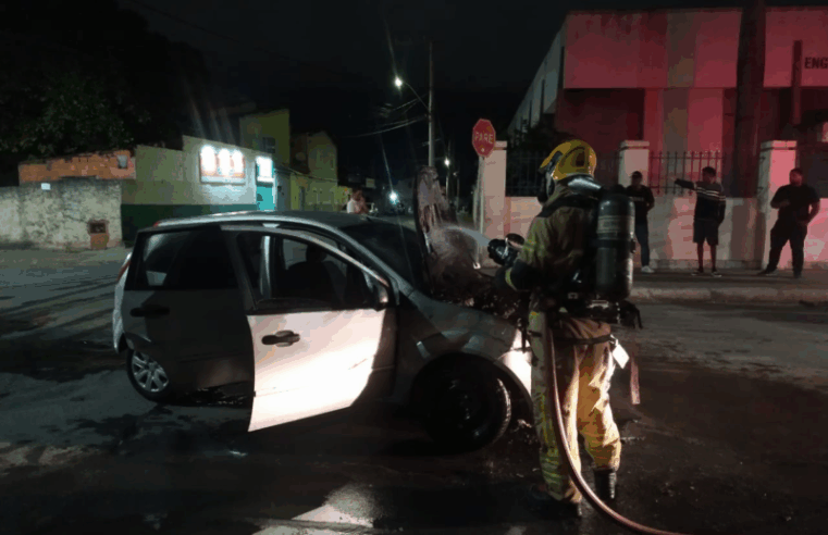 Bombeiros controlam princípio de incêndio em carro