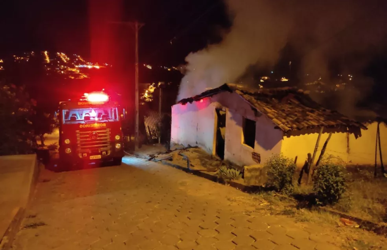 Incêndio destrói parte de uma casa em Salinas