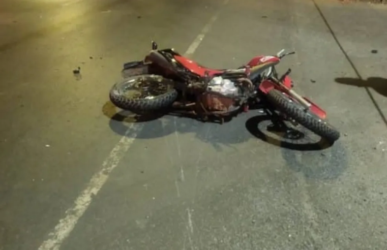 Motociclista morre ao bater em poste após ser atingido por carro, em Montes Claros