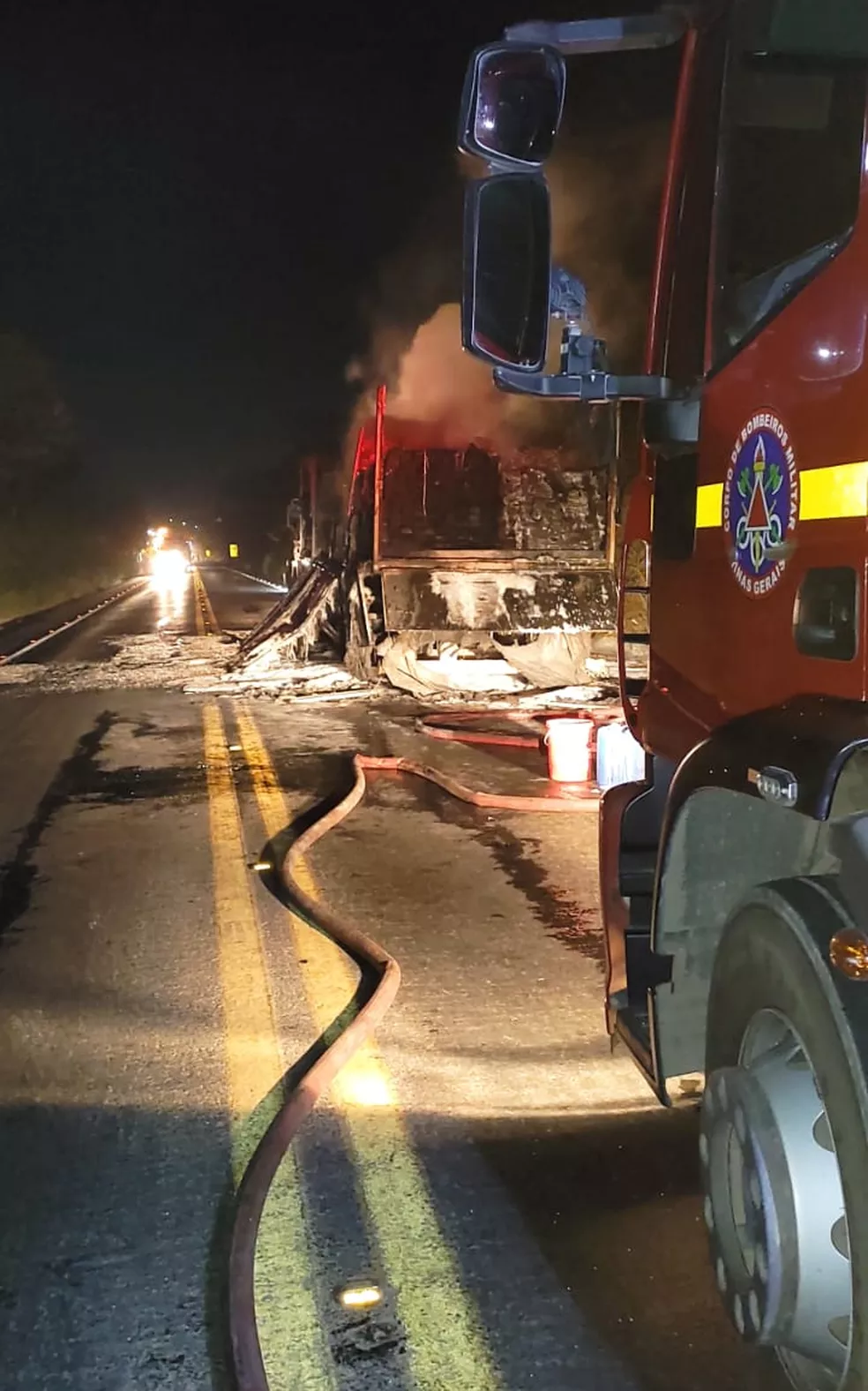 Carreta que transportava 32 toneladas de madeira pega fogo em rodovia de Moc