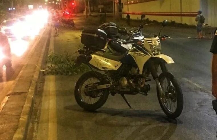 Motociclista atropela mulher na avenida Plínio Ribeiro