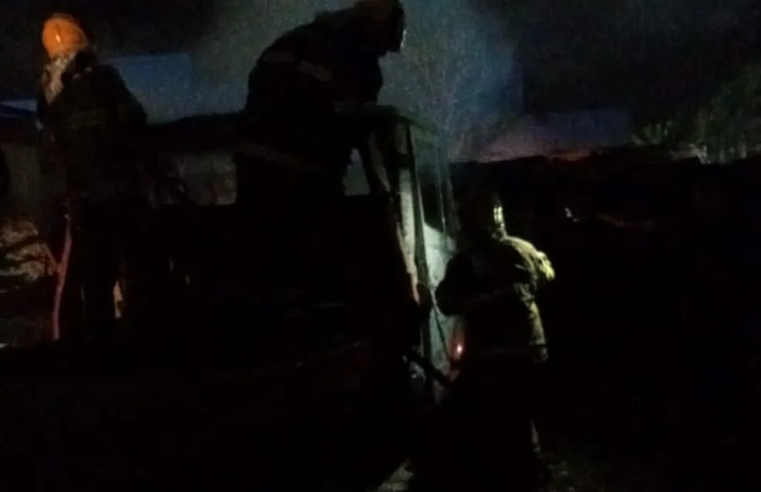 Caminhão estacionado em pátio de empresa pega fogo em Montes Claros