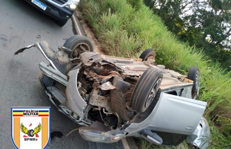 Colisão entre dois veículos deixa três pessoas feridas na MGC-451, em Bocaiuva