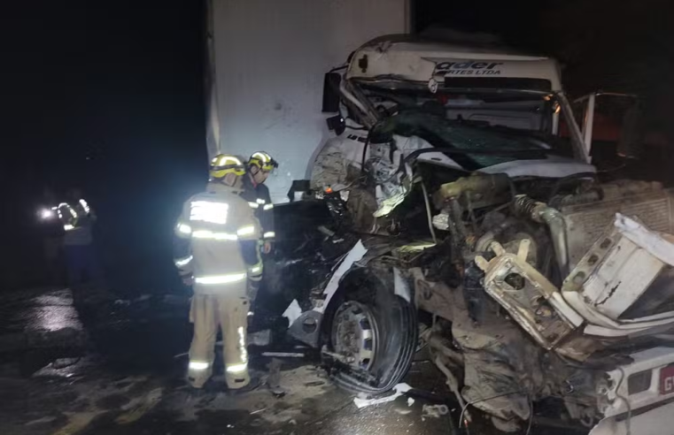 Colisão entre caminhão e carreta deixa motoristas feridos na MGC-122