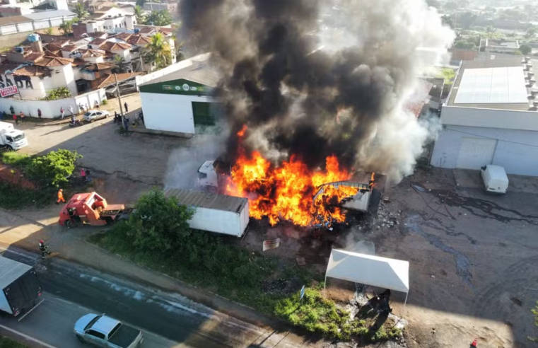 Caminhão que seguia de São Paulo para Fortaleza pega fogo às margens da BR-135