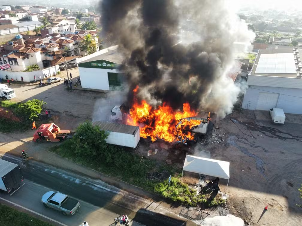 Caminhão que seguia de São Paulo para Fortaleza pega fogo às margens da BR-135