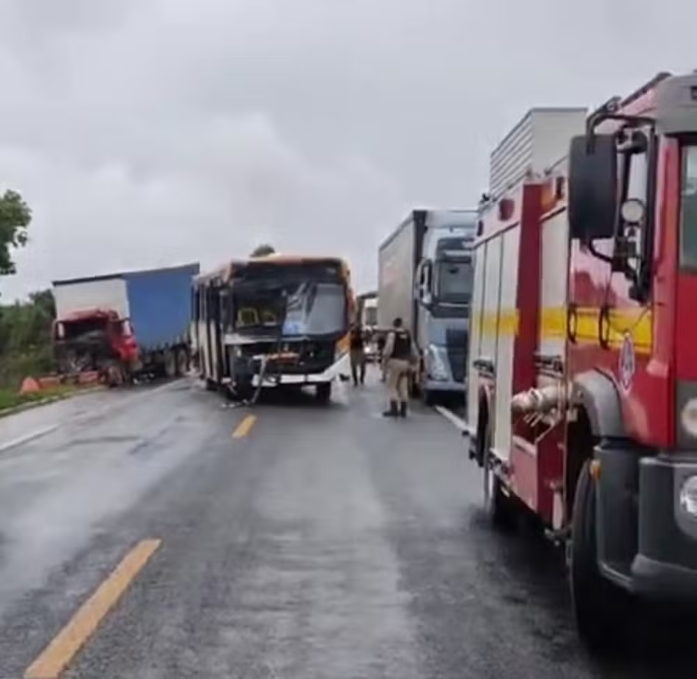 Colisão entre carreta, caminhão e dois ônibus deixa duas pessoas feridas na BR-251