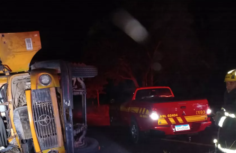 Caminhão carregado com carvão tomba na LMG-604 e motorista fica preso às ferragens