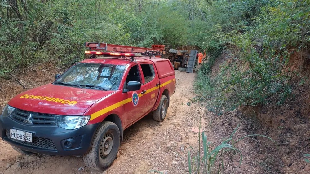 Homem morre após retroescavadeira tombar na zona rural de Montes Claros