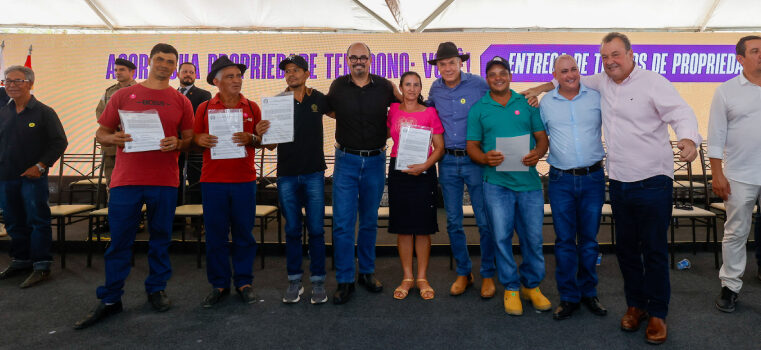 Governo de Minas entrega títulos de regularização fundiária a mais de 2 mil produtores do Alto Rio Pardo